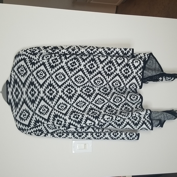 Chelsea & Theodore long Sleeve Sweater  Aztec Print with fringe - Picture 4 of 6